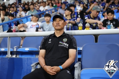 조성환 인천 유나이티드 감독이 16일 인천축구전용경기장에서 열린 대전하나시티즌과 홈 경기에서 경기장을 바라보고 있다. K리그 제공