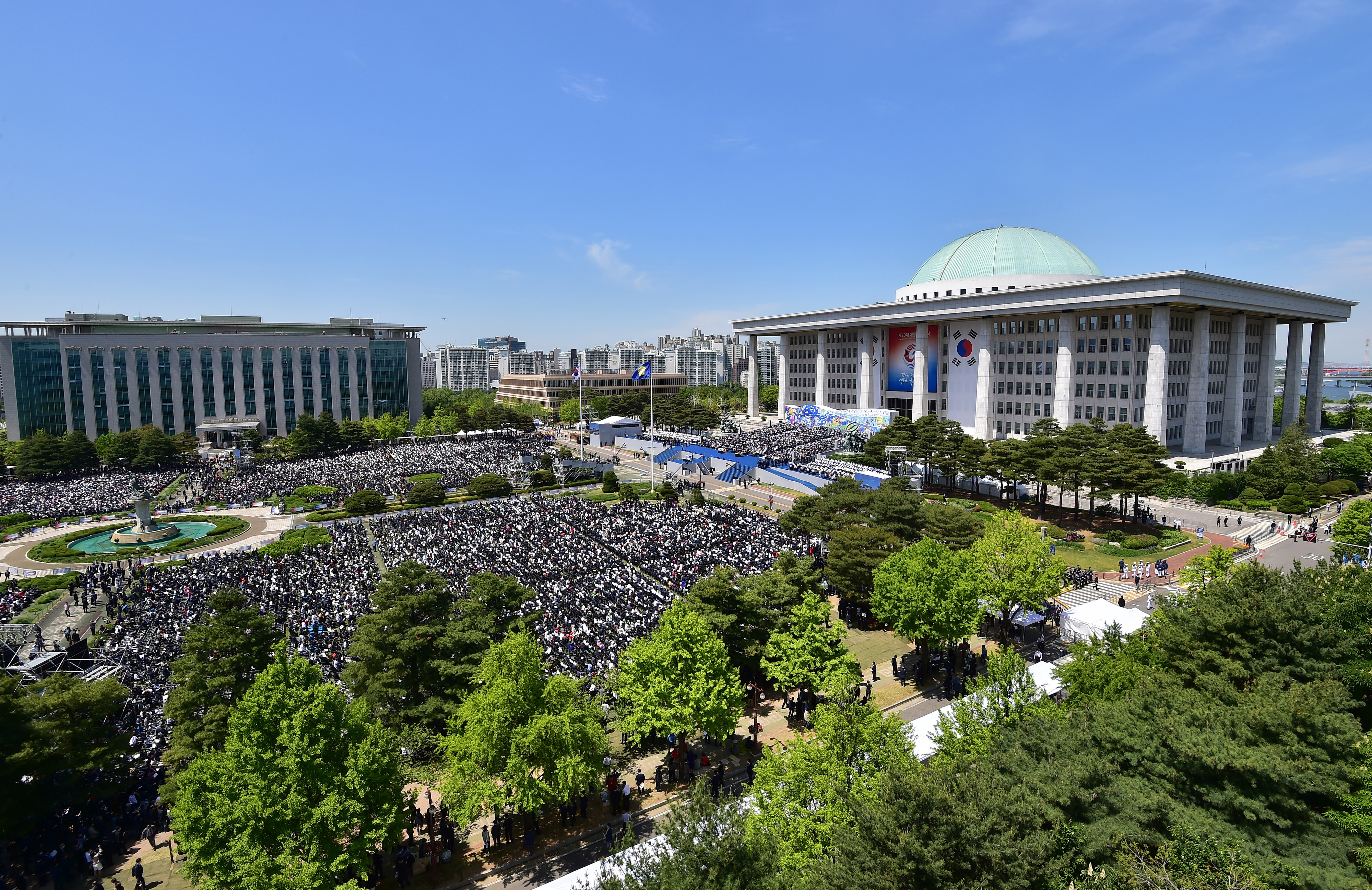 국회 보건복지위원회 소속 여야 의원을 포함한 국회의원 10명은 서울신문 ‘2023 비수급 빈곤 리포트’ 보도에 공감하면서 한부모 가정 특례, 보훈급여금 소득인정액 제외 등을 담은 법 개정안 통과에 힘쓰겠다고 밝혔다. 사진은 국회 전경. 서울신문 DB