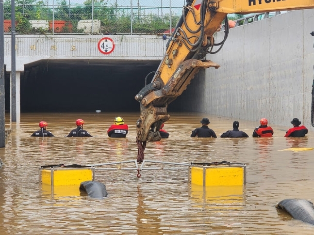 오송지하차도는 지난해 7월 15일 오전 8시 40분쯤 인근 미호강 제방이 터지면서 순식간에 강물이 유입되며 시내버스 등 차량 17대가 침수됐다. 연합뉴스