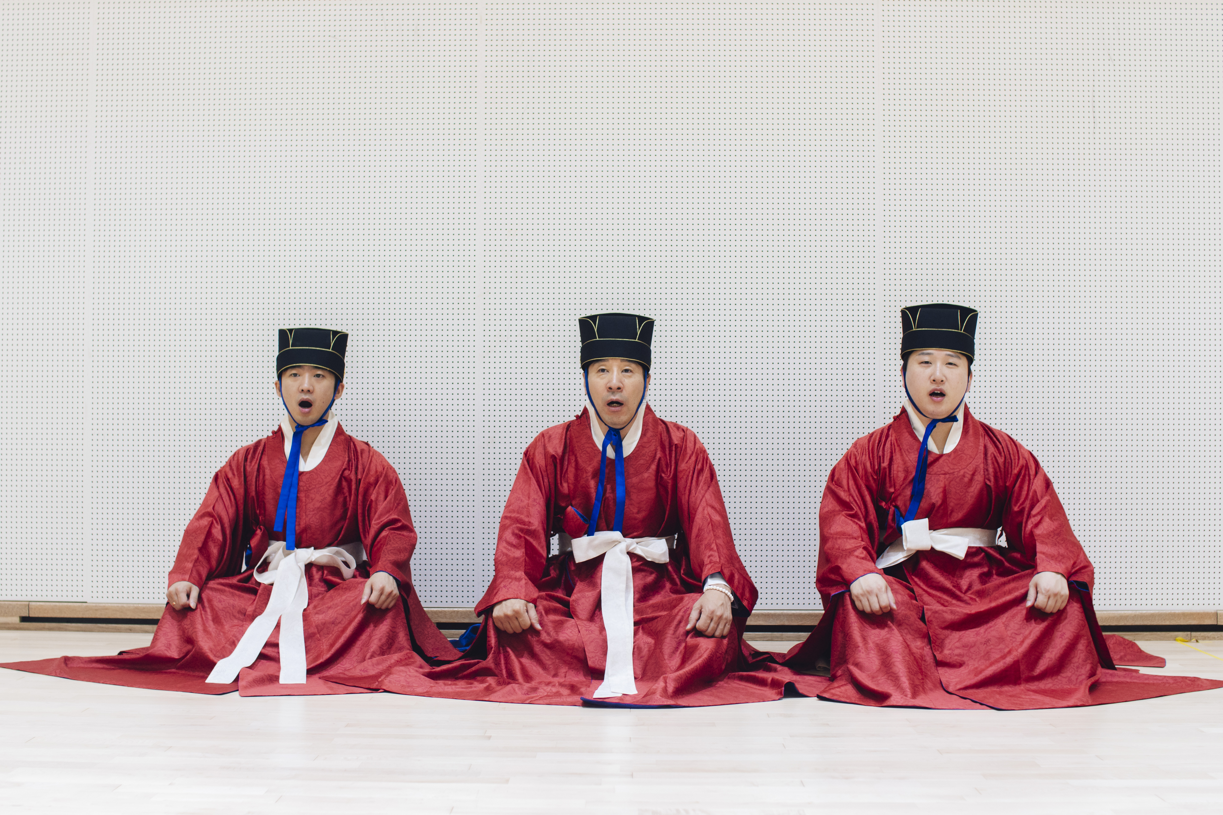 종묘제례악에서 악장(각 악곡에 부르는 노래)을 맡은 국립국악원 정악단 단원 3인방이 서울 국립국악원 공연연습장인 예인마루에서 노래를 부르고 있다. 류재민 기자