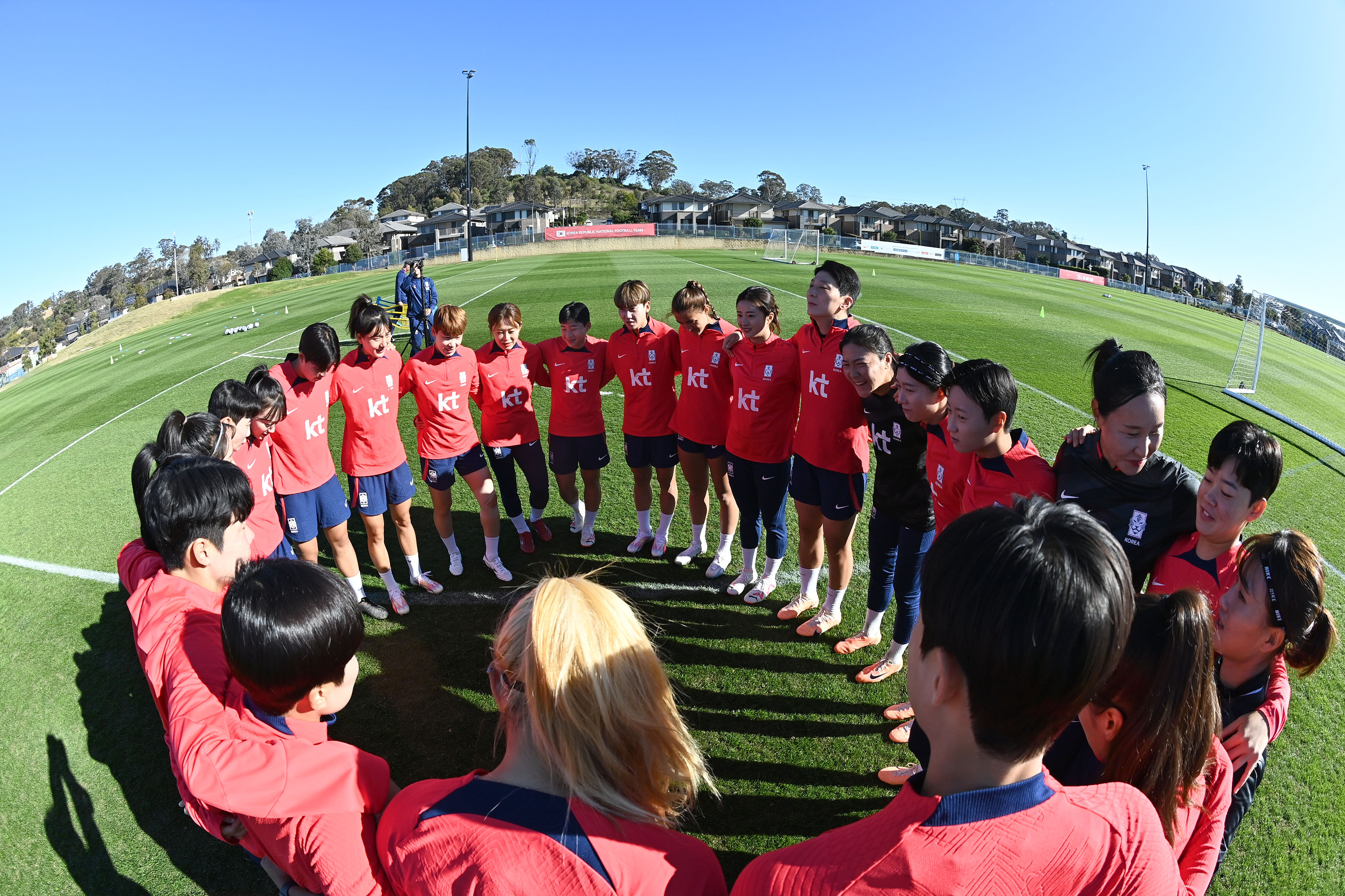 콜린 벨 감독이 이끄는 한국 여자축구 국가대표팀 선수들이 지난 13일 호주 시드니 서부 미들턴 그레인지에 위치한 토머스 헤셀 성공회 고등학교 운동장에서 훈련을 시작하기에 앞서 원 모양으로 둘러서서 결의를 다지고 있다. 대한축구협회 제공