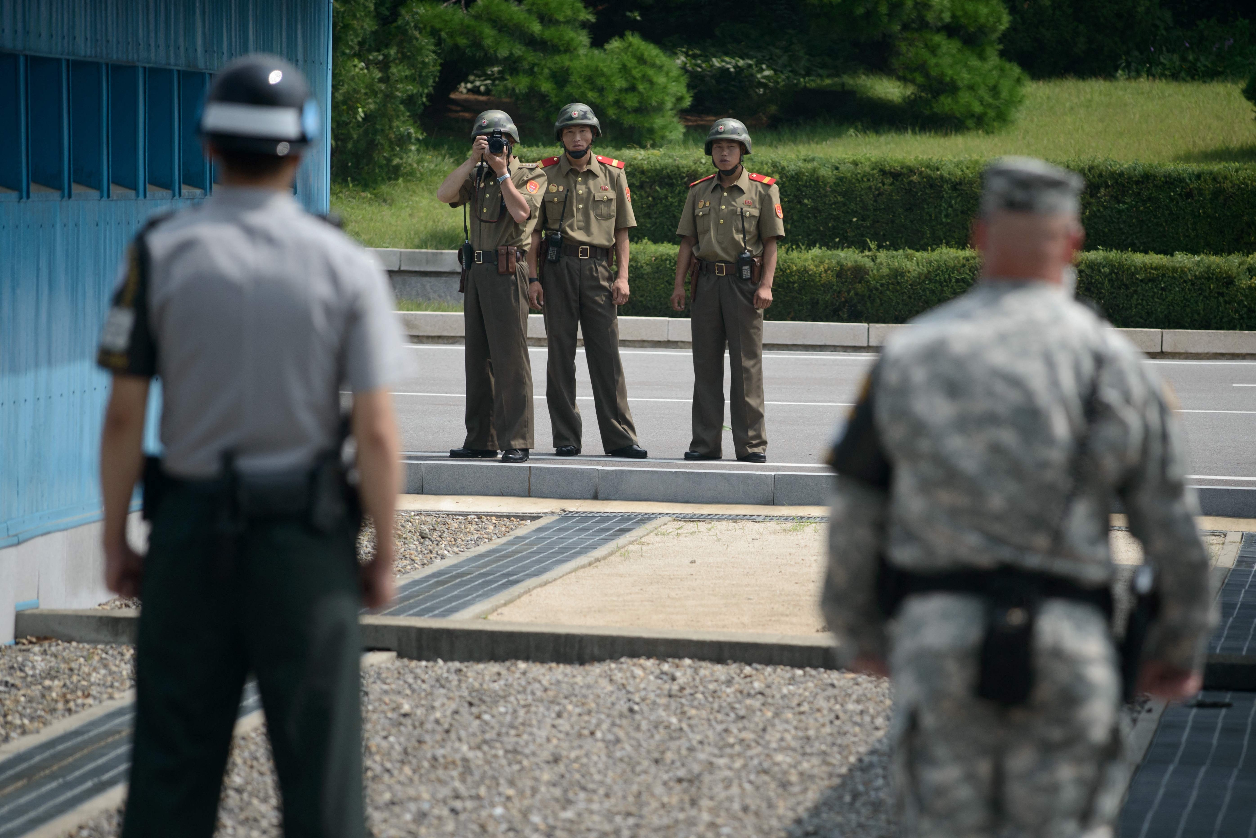 27일 판문점 공동경비구역(JSA) 군사분계선 앞에서 북한군이 남쪽을 촬영하고 있다. 2014.7.27 AFP 연합뉴스