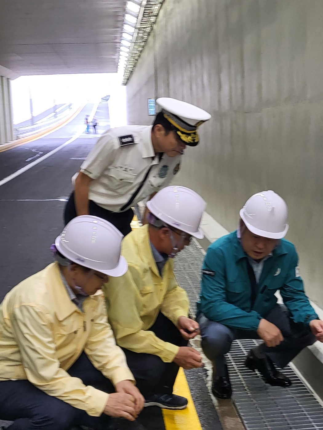 19일 제주공항 지하차도에서 오영훈 제주도지사가 건설현장 관계자들과 배수로 상황을 살펴보고 있다. 제주 강동삼 기자