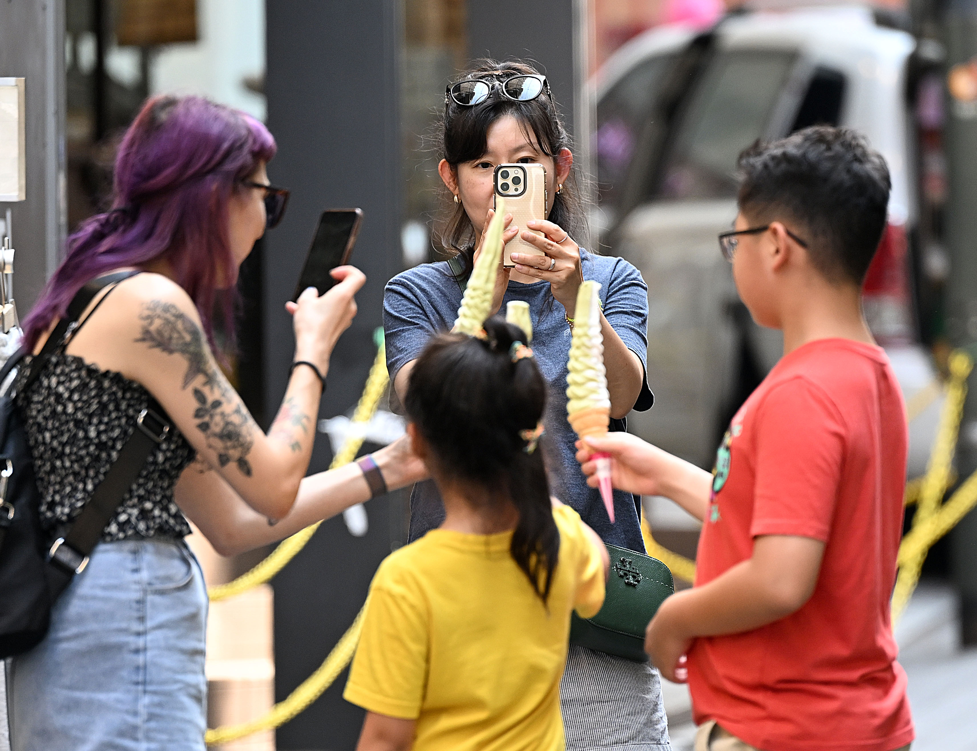 서울을 비롯한 전국 대부분 지역에 폭염주의보가 내려진 19일 서울 중구 명동 거리에서 외국인 관광객들이 아이스크림을 먹으며 더위를 피하고 있다. 2023.7.19 오장환 기자