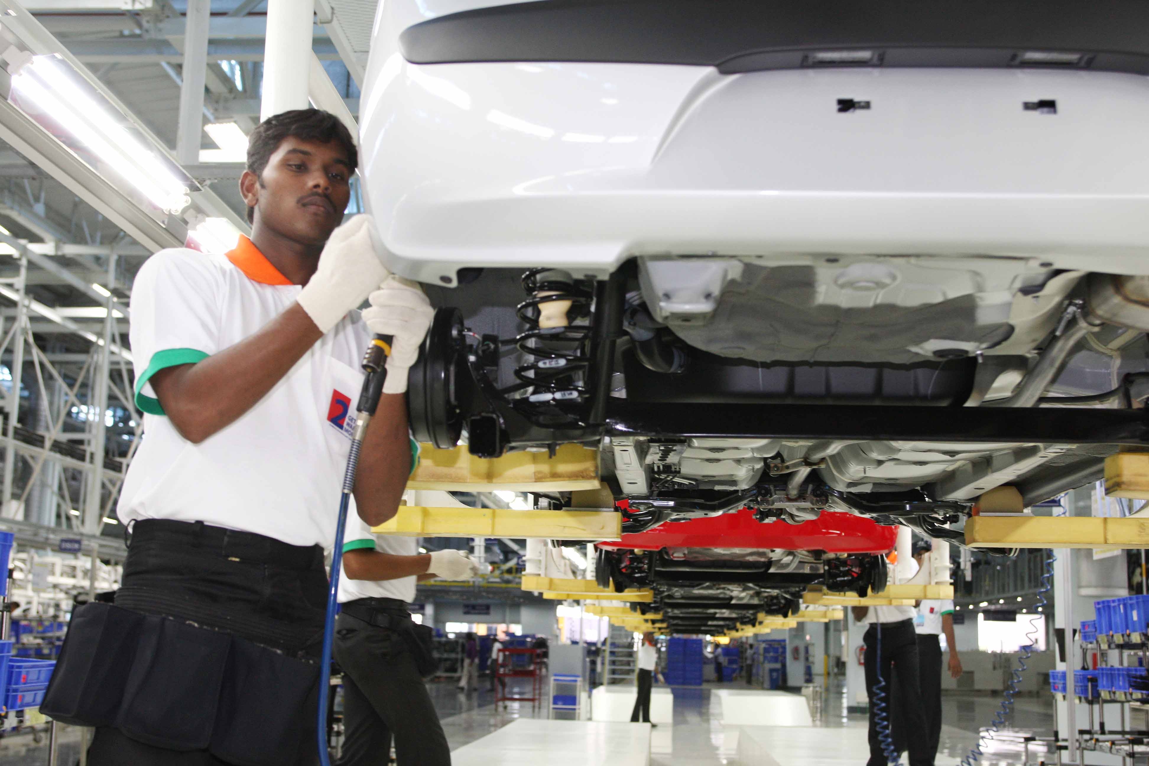 현대자동차 인도공장 생산라인에서 현지 직원이 자동차를 조립하고 있다. 현대차 제공