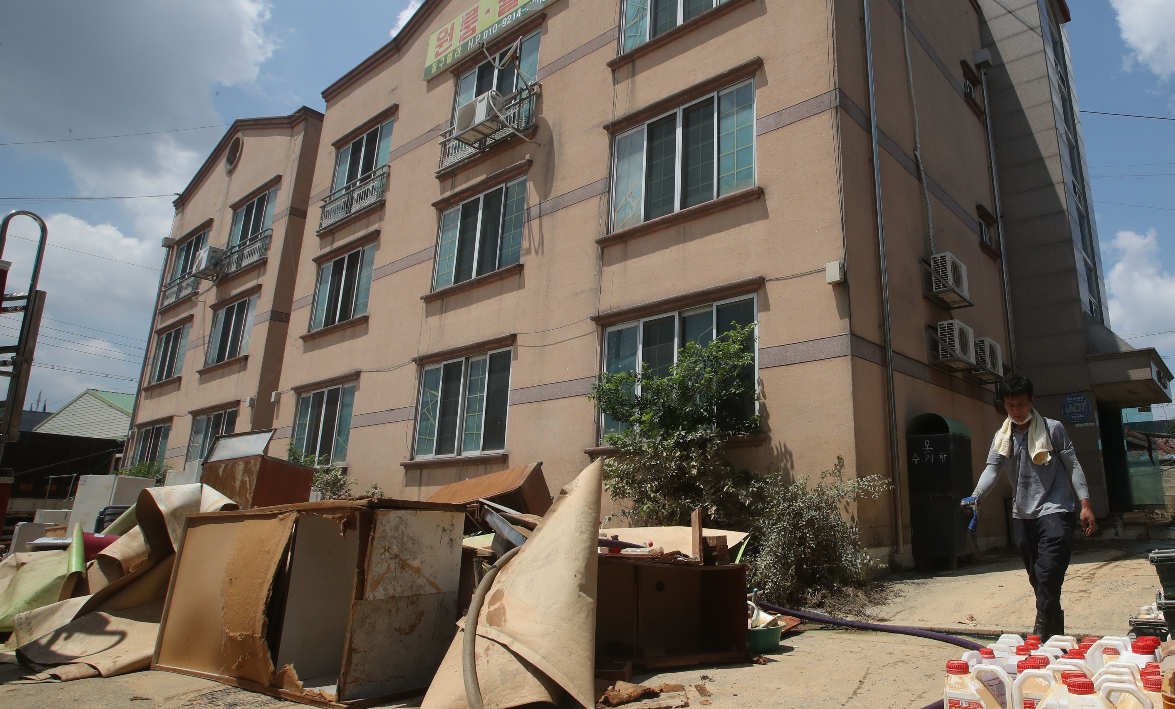 미호강이 범람해 홍수 피해를 본 충북 청주시 흥덕구 오송읍의 한 빌라 앞에 19일 침수된 가재도구들이 들어내져 있다.