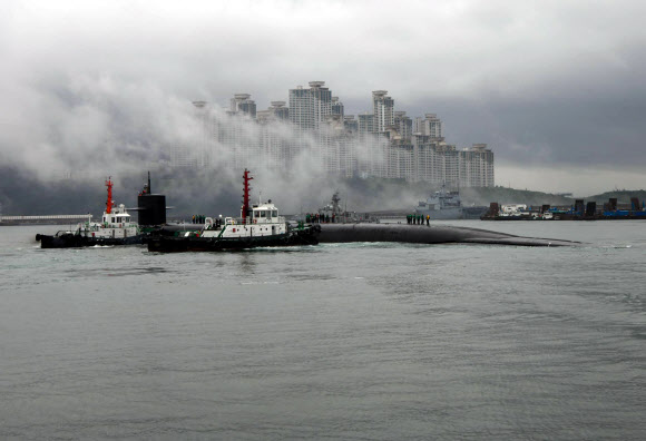 19일 북한의 단거리 탄도미사일(SRBM) 기습 발사가 전날 부산에 입항한 미군 오하이오급 전략핵 잠수함 ‘켄터키함’(SSBN-737)을 불시에 기습 타격할 수 있다는 점을 과시했다는 분석이 나온다. 사진은 켄터키함이 지난 18일 부산 해군작전기지에 입항하는 모습. 2023.7.19. 미국 해군 함대전력사령부 제공