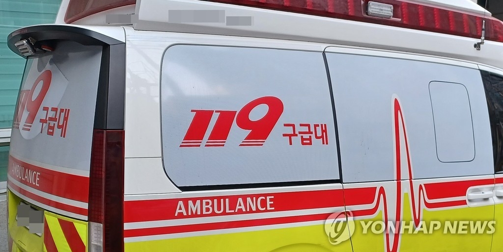 20일 낮 12시 30분쯤 울산 동구의 한 장애인복지시설에 배송된 소포를 개봉한 뒤 직원 3명이 어지럼증 등을 호소해 병원으로 이송됐다.