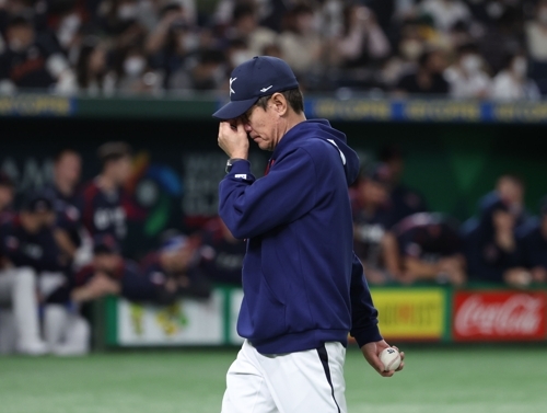 이강철 감독이 지난 3월 12일 일본 도쿄돔에서 열린 WBC 본선 1라운드 체코와의 경기에서 마운드를 방문한 뒤 더그아웃으로 향하고 있다. 연합뉴스