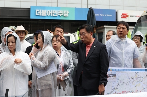 전진선 양평군수(앞줄 오른쪽)와 국민의힘 소속 경기도의원·군의원 등이 지난 9일 오전 서울 여의도 더불어민주당 중앙당사를 방문했다. 연합뉴스