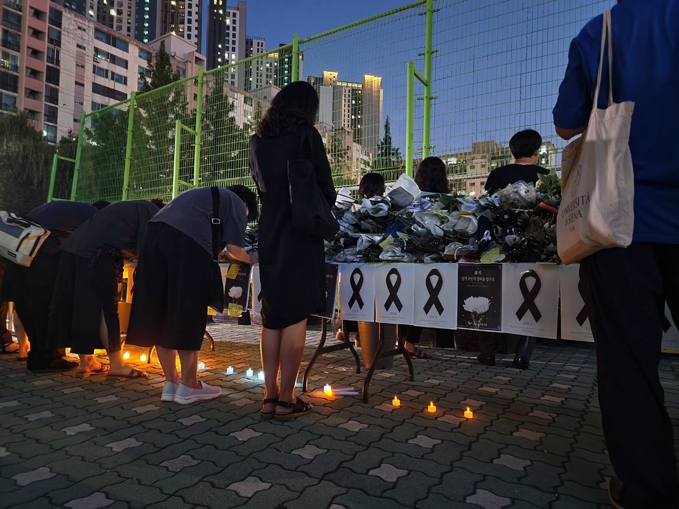 20일 밤 서울 서초구 서이초등학교에 마련된 임시추모공간에 고인의 죽음을 애도하고 있다. 김중래 기자