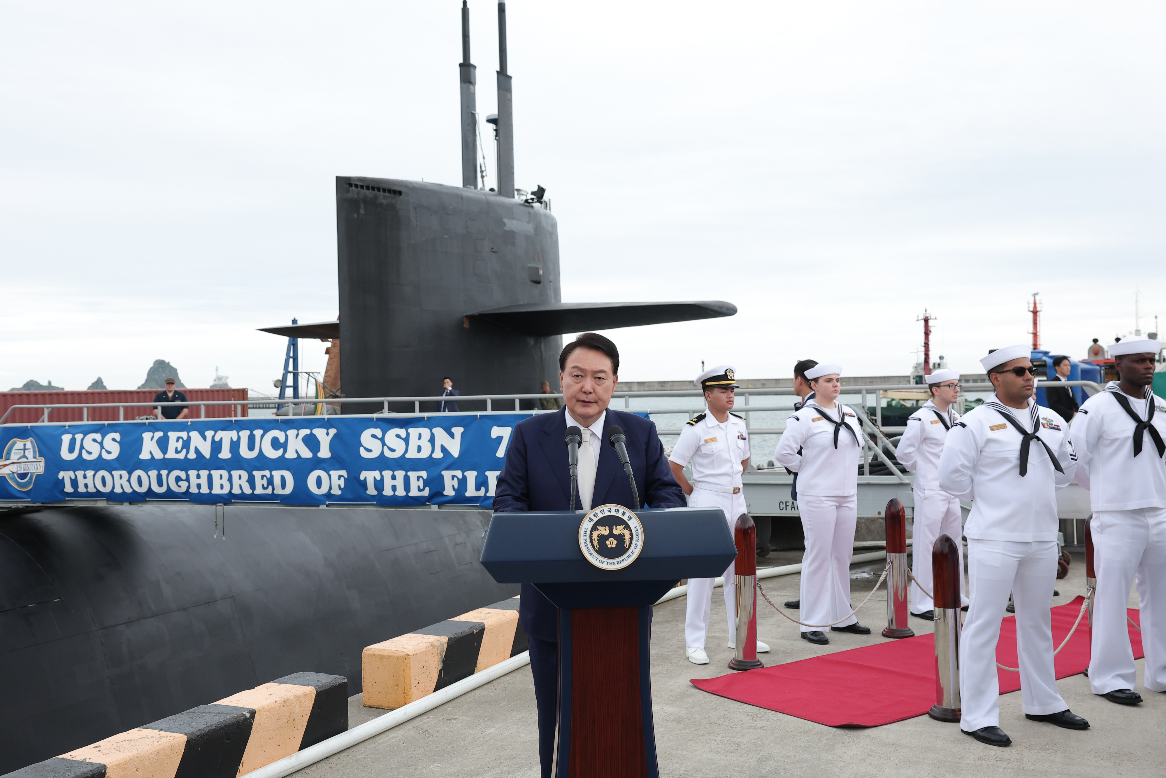 윤석열 대통령이 지난 19일 부산 남구 해군작전사령부 부산작전기지에 입항한 미국의 오하이오급 핵추진 탄도유도탄 잠수함(SSBN) 켄터키함(SSBN-737) 앞에서 격려사를 하고 있다.