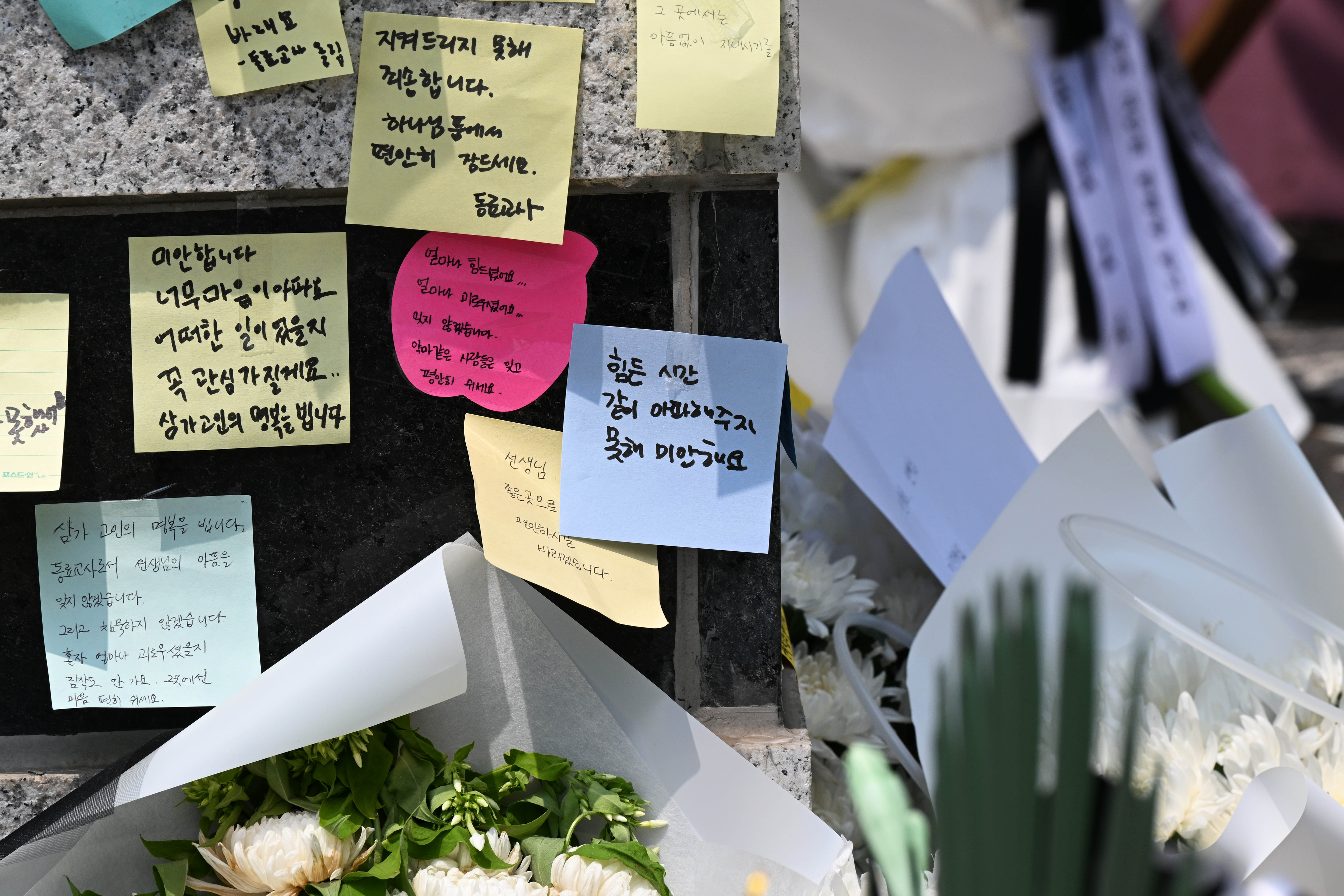 20일 서울 서초구 서이초등학교 정문에 추모객들의 메시지가 부착돼 있다. 2023.7.20 홍윤기 기자