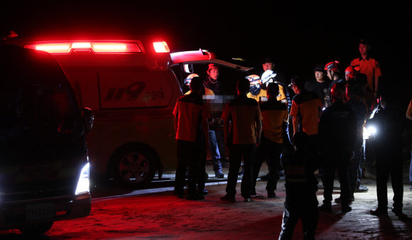 19일 오후 경북 예천군 호명면 고평교 인근에서 119구조대가 수색 중 실종된 해병 장병의 시신을 인양해 구급차로 이송하고 있다. 2023.7.20 연합뉴스