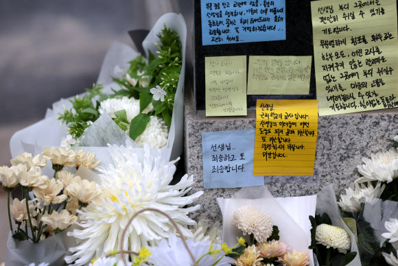 20일 오전 서초구 한 초등학교 앞에 국화꽃과 추모메시지가 가득 놓여 있다.    교육계에 따르면 이 학교 담임 교사 A씨가 학교 안에서 극단적 선택을 해 숨지는 일이 발생했다. 2023.7.20 연합뉴스