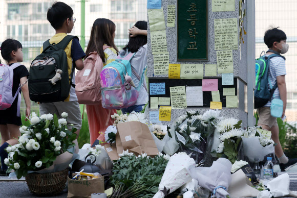 20일 오전 서초구 한 초등학교 앞에 추모 화환들이 놓여있다.  교육계에 따르면 이 학교 담임 교사 A씨가 학교 안에서 극단적 선택을 해 숨지는 일이 발생했다. 2023.7.20 연합뉴스
