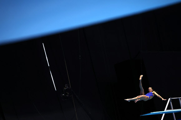 브라질 루아나 리라가 20일 일본 후쿠오카현 수영장에서 열린 2023 세계수영선수권 여자 다이빙 3ｍ 스프링보드 예선에서 연기 중 넘어지고 있다. 2023.7.20 연합뉴스