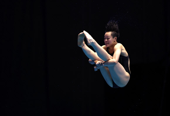 중국 첸이엔이 20일 일본 후쿠오카현 수영장에서 열린 2023 세계수영선수권 여자 다이빙 3ｍ 스프링보드 예선에서 연기를 펼치고 있다. 2023.7.20 연합뉴스