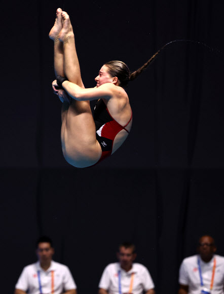 캐나다 미아 발레가 20일 일본 후쿠오카현 수영장에서 열린 2023 세계수영선수권 여자 다이빙 3ｍ 스프링보드 예선에서 연기를 펼치고 있다. 2023.7.20 연합뉴스