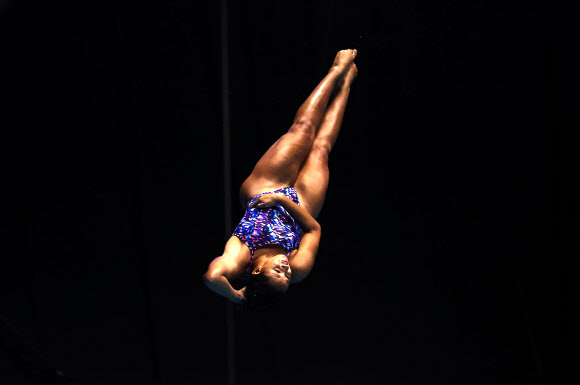 콜롬비아의 다니엘라가 20일 일본 후쿠오카현 수영장에서 열린 2023 세계수영선수권 여자 다이빙 3ｍ 스프링보드 예선에서 연기를 펼치고 있다. 2023.7.20 연합뉴스