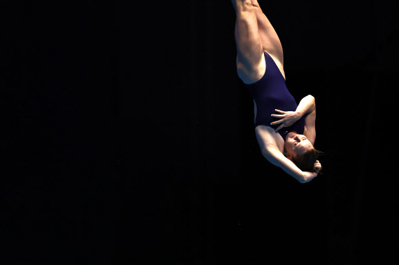 푸에르토리코 엠마 엘리자베스 미클라우가 20일 일본 후쿠오카현 수영장에서 열린 2023 세계수영선수권 여자 다이빙 3ｍ 스프링보드 예선에서 연기를 펼치고 있다. 2023.7.20 연합뉴스