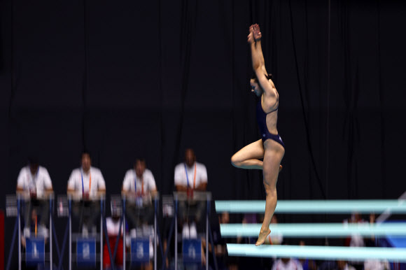 호주 조지아 시한이 20일 일본 후쿠오카현 수영장에서 열린 2023 세계수영선수권 여자 다이빙 3ｍ 스프링보드 예선에서 연기를 펼치고 있다. 2023.7.20 연합뉴스