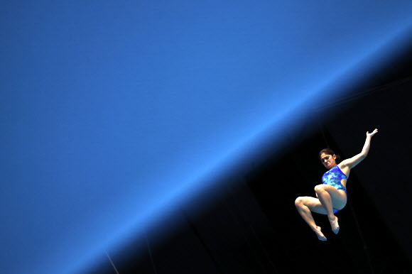 페루 아나 리치가 20일 일본 후쿠오카현 수영장에서 열린 2023 세계수영선수권 여자 다이빙 3ｍ 스프링보드 예선에서 연기를 펼치고 있다. 2023.7.20 연합뉴스