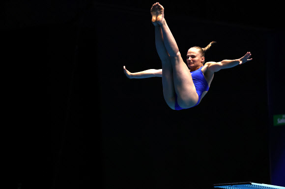 헝가리의 파트리시아 쿤이 20일 일본 후쿠오카현 수영장에서 열린 2023 세계수영선수권 여자 다이빙 3ｍ 스프링보드 예선에서 연기를 펼치고 있다. 2023.7.20 연합뉴스