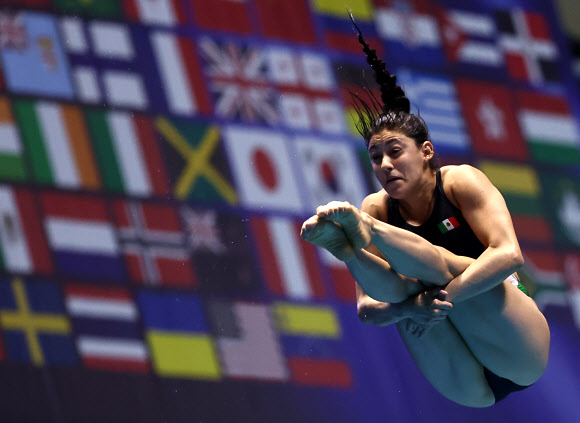 멕시코 에르난데스 멘도자가 20일 일본 후쿠오카현 수영장에서 열린 2023 세계수영선수권 여자 다이빙 3ｍ 스프링보드 예선에서 연기를 펼치고 있다. 2023.7.20 연합뉴스