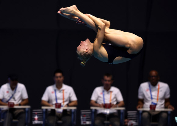 미국 사라 베이컨이 20일 일본 후쿠오카현 수영장에서 열린 2023 세계수영선수권 여자 다이빙 3ｍ 스프링보드 예선에서 연기를 펼치고 있다. 2023.7.20 연합뉴스