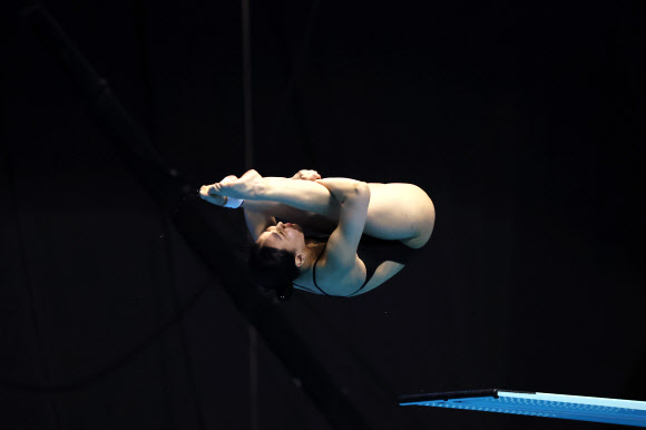 김수지가 20일 일본 후쿠오카현 수영장에서 열린 2023 세계수영선수권 여자 다이빙 3ｍ 스프링보드 예선에서 연기를 펼치고 있다. 2023.7.20 연합뉴스