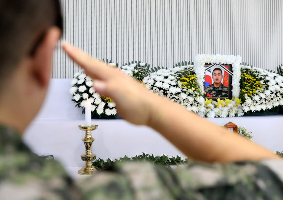 경북 예천 실종자 수색에 투입됐다가 숨진 고 채수근 상병의 분향소가 마련된 포항 해병대 1사단 내 김대식관에서 해병대원들이 조문하고 있다. 2023.7.20 연합뉴스