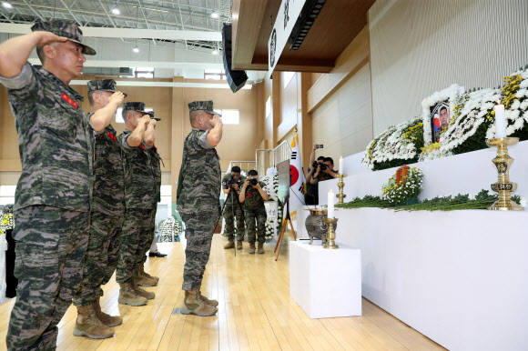경북 예천 실종자 수색에 투입됐다가 숨진 고 채수근 상병 분향소가 마련된 포항 해병대 1사단 내 김대식관에서 김계환 해병대 사령관 등이 고인에게 경례하고 있다. 2023.7.20 연합뉴스