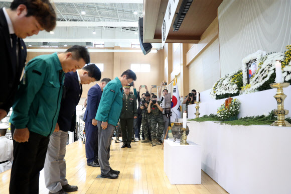 경북 예천 실종자 수색에 투입됐다가 숨진 고 채수근 상병의 분향소가 마련된 포항 해병대 1사단 내 김대식관에서 이철우 경북도지사가 조문하고 있다. 2023.7.20 연합뉴스