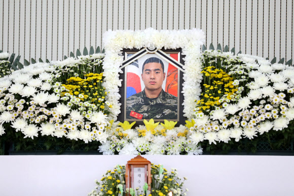경북 예천 실종자 수색에 투입됐다가 숨진 고 채수근 상병 분향소가 마련된 포항 해병대 1사단 내 김대식관에 고인의 사진이 놓여 있다. 2023.7.20 연합뉴스