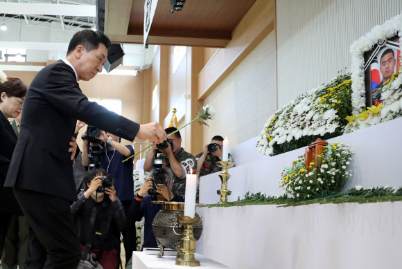 경북 예천 실종자 수색에 투입됐다가 숨진 고 채수근 상병 분향소가 마련된 포항 해병대 1사단 내 김대식관에서 국민의힘 김기현 대표가 조문하고 있다. 2023.7.20 연합뉴스