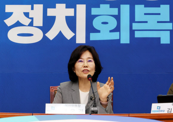 김은경 더불어민주당 혁신위원장이 12일 오후 국회에서 기자간담회를 열고 향후 혁신위의 활동 방향 등을 밝히고 있다. 2023.7.12 연합뉴스