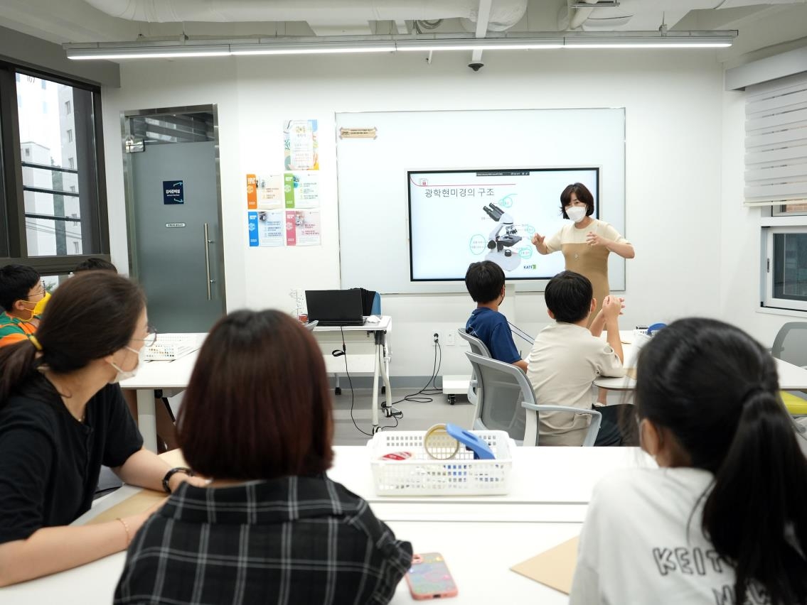 지난해 금천사이언스큐브에서 진행한 ‘스마트폰 현미경’ 수업 모습. 금천구 제공