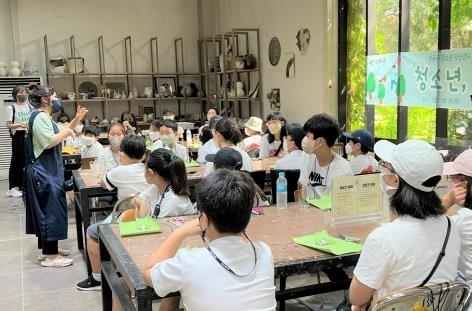 지난해 열린 서울 강동구 청소년 자연캠프에서 청소년들이 강좌를 듣고 있다. 강동구 제공