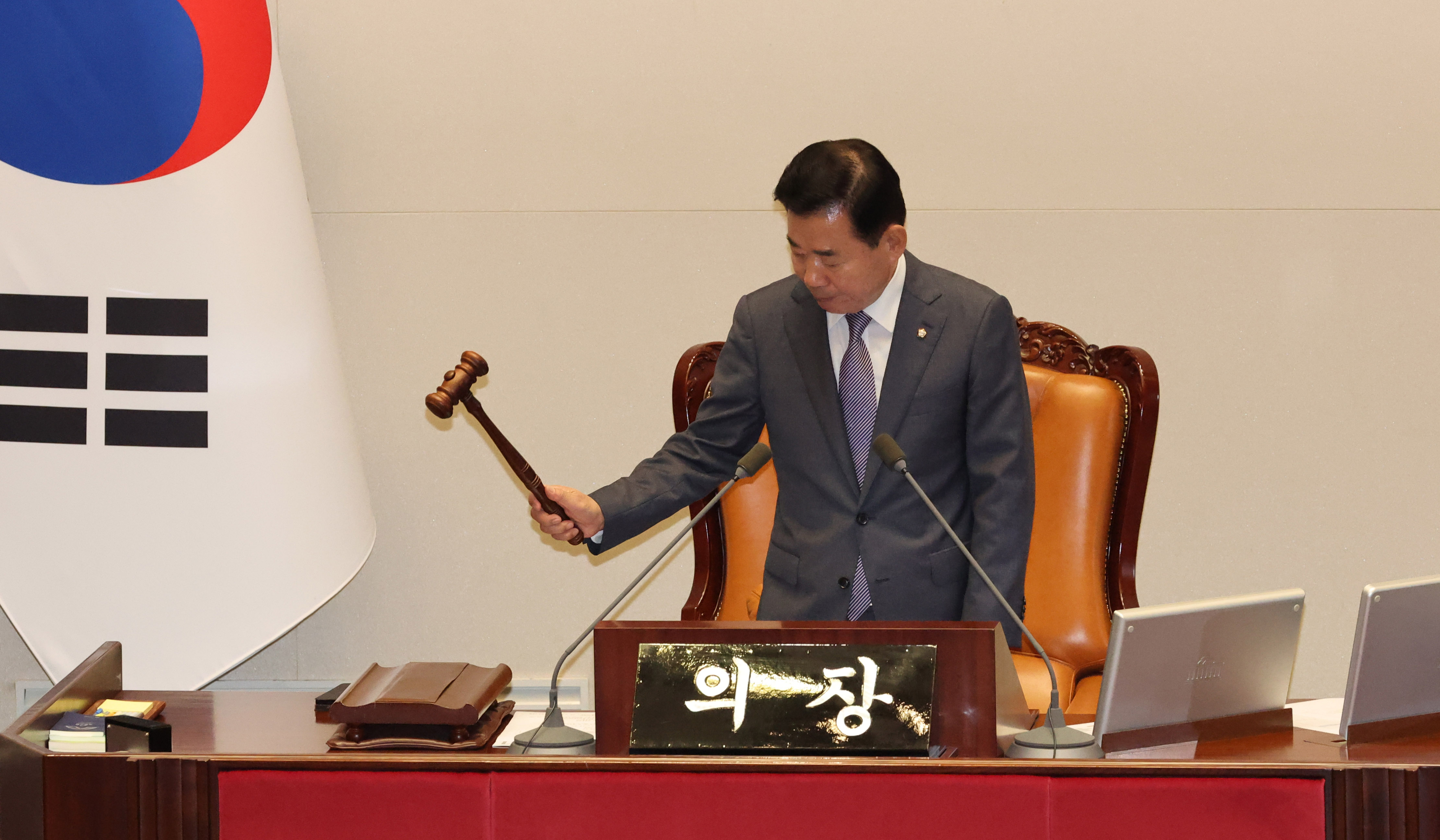 김진표 국회의장이 18일 국회에서 열린 본회의에서 의사봉을 두드리고 있다. 연합뉴스