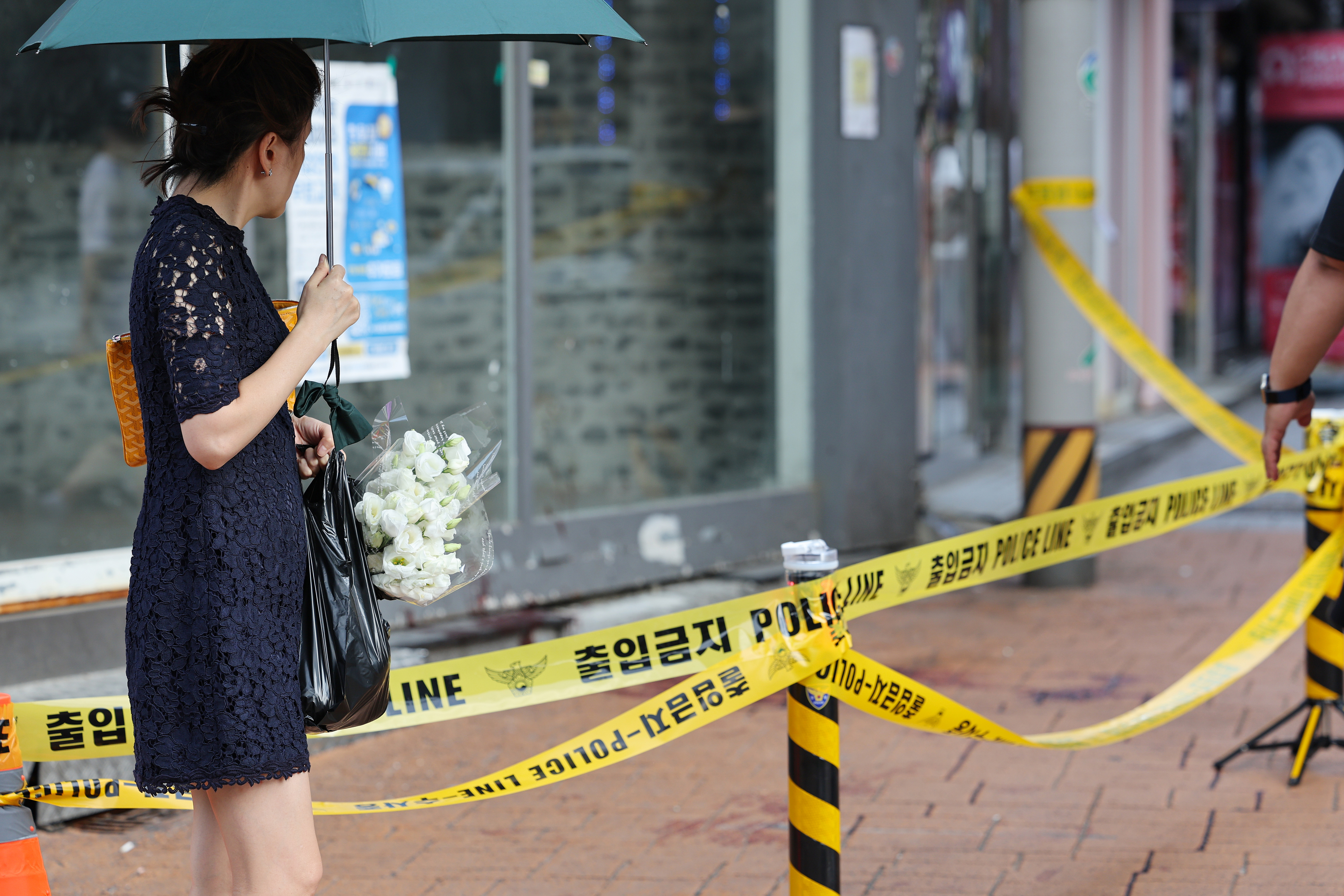 지난해 흉기난동 사건이 발생한 서울 관악구 신림역 4번 출구 인근에 폴리스라인이 설치돼 있다. 이날 이곳에서 괴한이 흉기를 휘둘러 1명이 숨지고 3명이 다쳐 병원으로 이송됐다. 2023.7.21 연합뉴스