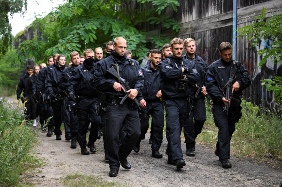독일 베를린 경찰관들이 밤새 수색에도 행적을 찾지 못한 암사자를 찾기 위해 21일(현지시간) 아침 클라인마흐노우 지역에 투입되고 있다. 클라인마흐노우 로이터 연합뉴스
