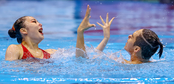 ‘변재준-김지혜’가 21일 오전 일본 후쿠오카 마린 메세 후쿠오카홀에서 열린 2023 세계수영선수권대회 아티스틱 스위밍 혼성 듀엣 프리 예선에서 연기를 펼치고 있다. 2023.7.21 연합뉴스
