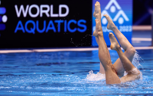 ‘변재준-김지혜’가 21일 오전 일본 후쿠오카 마린 메세 후쿠오카홀에서 열린 2023 세계수영선수권대회 아티스틱 스위밍 혼성 듀엣 프리 예선에서 연기를 펼치고 있다. 2023.7.21 연합뉴스