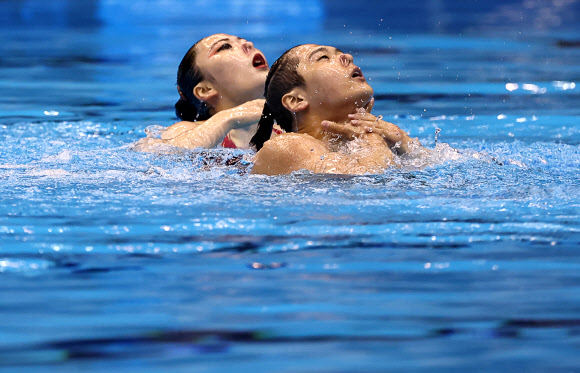 ‘변재준-김지혜’가 21일 오전 일본 후쿠오카 마린 메세 후쿠오카홀에서 열린 2023 세계수영선수권대회 아티스틱 스위밍 혼성 듀엣 프리 예선에서 연기를 펼치고 있다. 2023.7.21 연합뉴스
