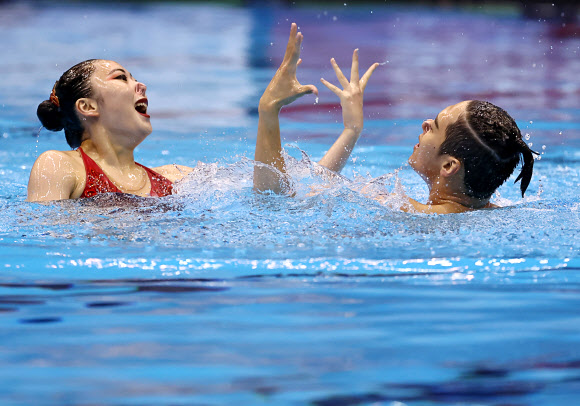 ‘변재준-김지혜’가 21일 오전 일본 후쿠오카 마린 메세 후쿠오카홀에서 열린 2023 세계수영선수권대회 아티스틱 스위밍 혼성 듀엣 프리 예선에서 연기를 펼치고 있다. 2023.7.21 연합뉴스