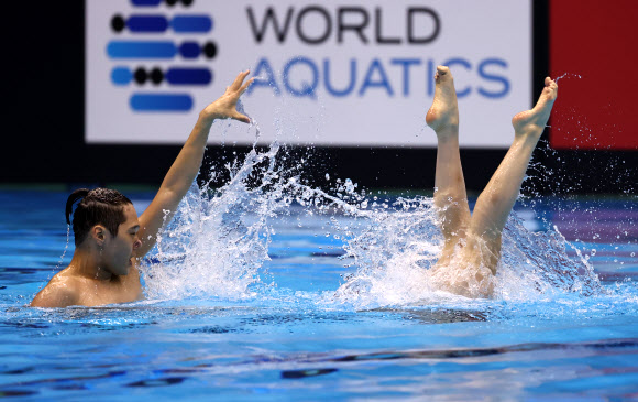‘변재준-김지혜’가 21일 오전 일본 후쿠오카 마린 메세 후쿠오카홀에서 열린 2023 세계수영선수권대회 아티스틱 스위밍 혼성 듀엣 프리 예선에서 연기를 펼치고 있다. 2023.7.21 연합뉴스