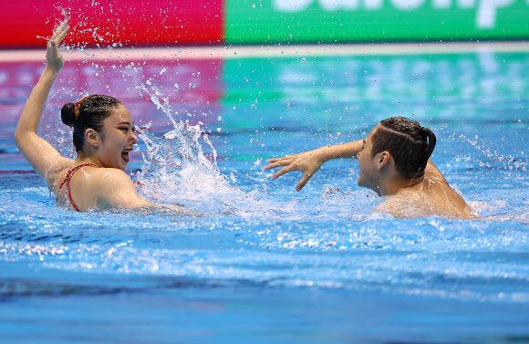 ‘변재준-김지혜’가 21일 오전 일본 후쿠오카 마린 메세 후쿠오카홀에서 열린 2023 세계수영선수권대회 아티스틱 스위밍 혼성 듀엣 프리 예선에서 연기를 펼치고 있다. 2023.7.21 연합뉴스