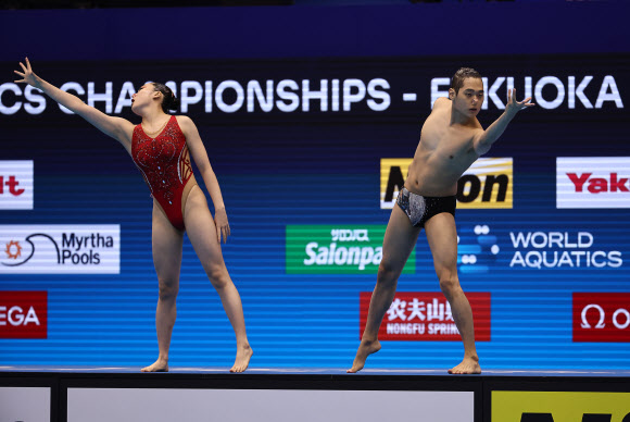 ‘변재준-김지혜’가 21일 오전 일본 후쿠오카 마린 메세 후쿠오카홀에서 열린 2023 세계수영선수권대회 아티스틱 스위밍 혼성 듀엣 프리 예선에서 연기를 펼치고 있다. 2023.7.21 연합뉴스