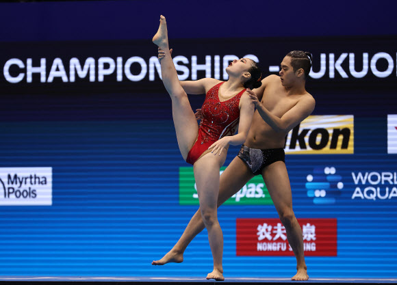 ‘변재준-김지혜’가 21일 오전 일본 후쿠오카 마린 메세 후쿠오카홀에서 열린 2023 세계수영선수권대회 아티스틱 스위밍 혼성 듀엣 프리 예선에서 연기를 펼치고 있다. 2023.7.21 연합뉴스